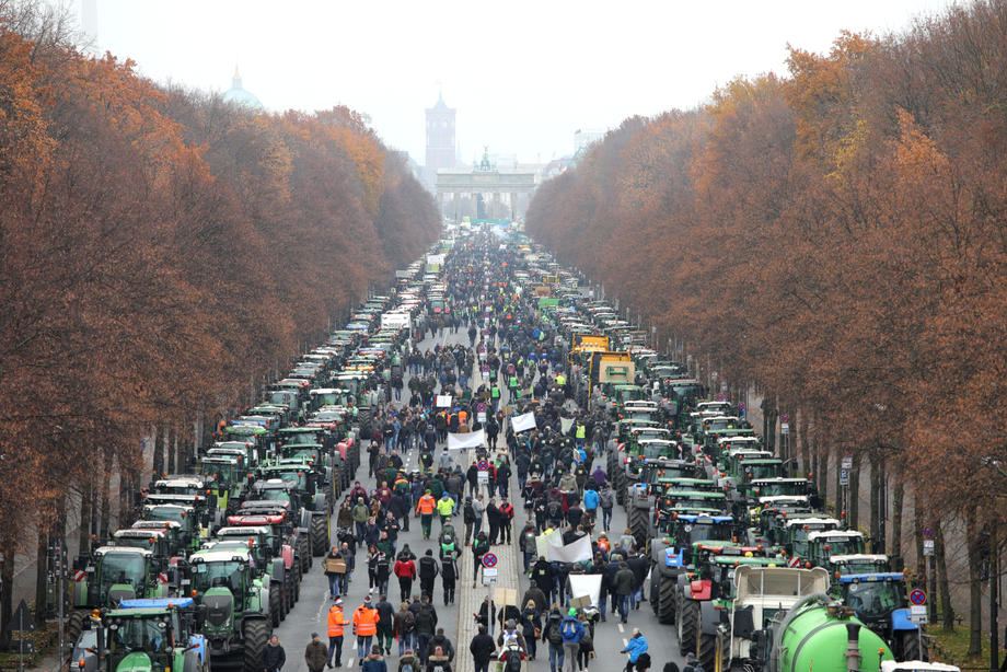 40,000 farmers on tractors block Berlin in protest at new agricultural policy